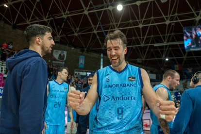 Nacho Llovet celebrant la darrera victòria.