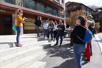 Participants a la ruta guiada davant del comú.