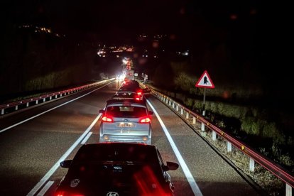 La cua de vehicles aturats.