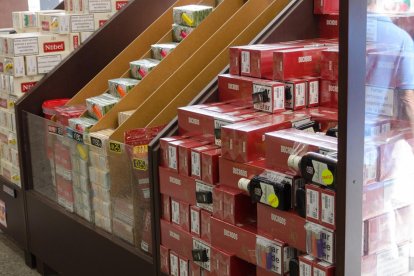 Tabac a la venda en un supermercat.