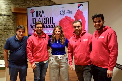 La consellera de Turisme, Judith López, amb diferents membres de la Colla Laurediana.