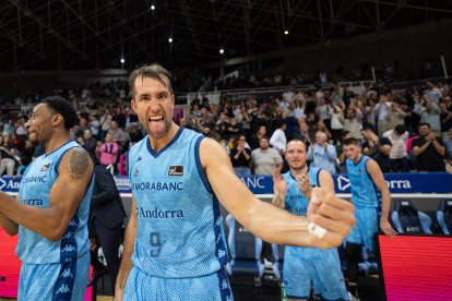 Nacho Llovet celebrant una victòria recent.