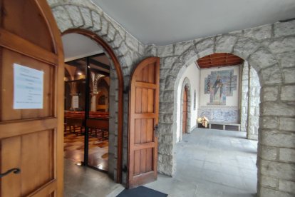 L’home ha ‘fet vida’ als porxos de l’església.