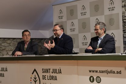 El doctor i cap d'Immunoteràpia de l'hospital Clínic, Manel Juan, el rector de la Universitat d'Andorra, Juli Minoves, i el cap de microbiologia de l'hospital Clínic, Climent Casals, en el primer dia del curs.