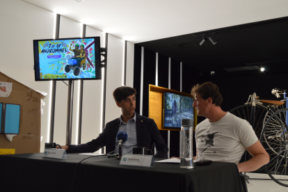 El cònsol major d'Andorra la Vella, Sergi González, i el cap d'àrea del Bici Lab Andorra, Eduard Tarrés, en la presentació del segon gran premi Andròmines, aquest dimecres al migdia.