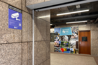 L'entrada per Prat de la Creu que dirigeix als ascensors panoràmics.