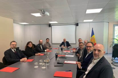 Un moment de la reunió del director del Departament d'Ensenyament Superior, Recerca i Innovació Tecnològica, Xavier Campuzano, amb els rectors de les universitats d’Andorra.