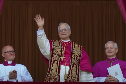 El nou Papa, Lleó XIV, saludant des del balcó.