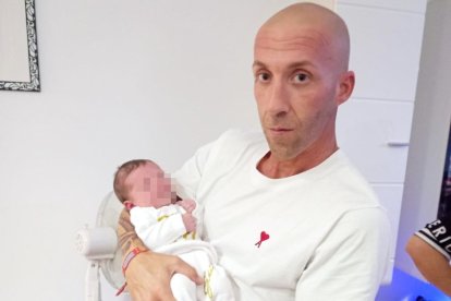 Martínez amb el fill acabat de néixer.
