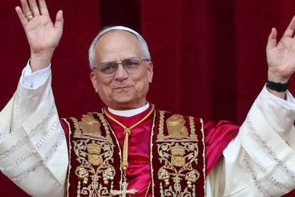 Lleó XIV saludant els fidels a la plaça de Sant Pere del Vaticà després de ser escollit Papa.