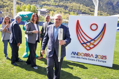 El president del COA, Xavier Espot Miró, en primer terme portant la torxa dels Jocs.