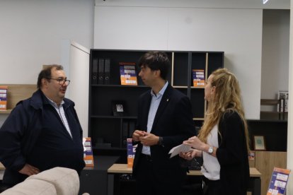 Sergi González i Susagna Venable amb un dels participants.