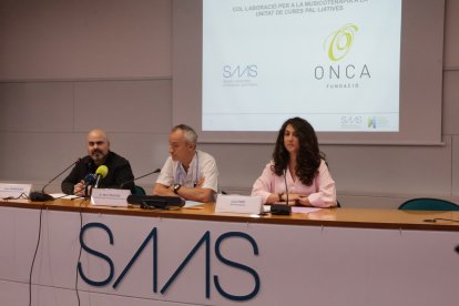 El responsable del programa per a les persones de la Fundació ONCA, Joan Hernández; el coordinador de la unitat de cures pal·liatives de l'hospital Nostra Senyora de Meritxell, Marc Pascual; i la musicoterapeuta Laia Font durant la roda de premsa.