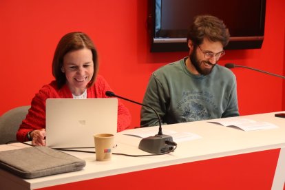 La secretària del PS, Marta Pujol, i el membre de l'executiva, Joao de Melo, durant la presentació de la reducció de la jornada laboral.