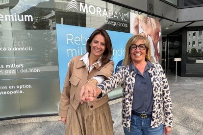 Carlota Vallvé, directora de Negoci de MoraBanc Assegurances i Mònica Codina, presidenta de l’ADA, a l’exterior de les oficines de MoraBanc Assegurances.