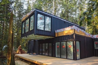 Una casa prefabricada muntada en plena natura.