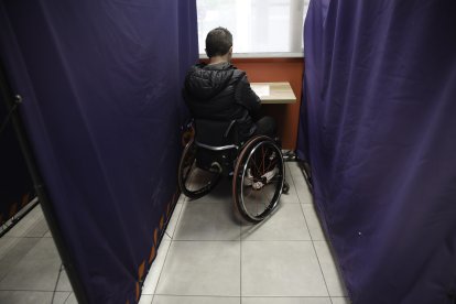 Un soci de la Creu Roja exercint el dret de vot.