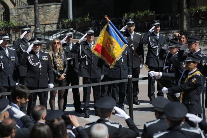 Els agents de circulació durant l'acte d'honors a la bandera