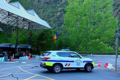 Un cotxe policial a la frontera del riu Runer.
