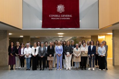 Foto de família de l'assemblea constitutiva de la xarxa de dones