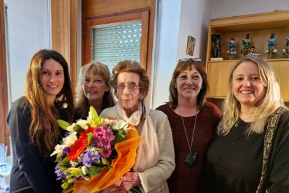 Carolina Ramón Pascual celebrant el seu centenari amb la família