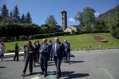 Beccari, en primer terme, sortint de la fotografia oficial.