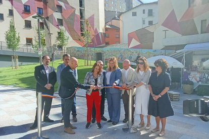 La cònsol major d'Escaldes-Engordany, Rosa Gili, durant la inauguració de la nova plaça de l'Església.