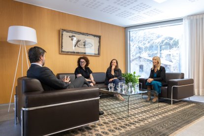 La trobada que han mantingut aquest dimecres els síndics generals i les representants de l'IAD.