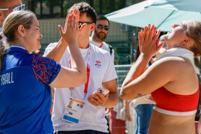 El vòlei platja islandès va guanyar les amfitriones, deixant el públic del Parc Central amb un pam de nas.
