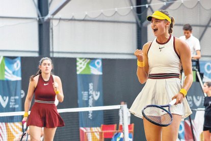 Vicky Jiménez i Judit Cartañà celebrant un punt.
