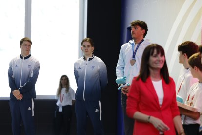 Patrick Pelegrina al podi amb la medalla de bronze a la piscina dels Serradells