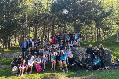 Els alumnes de l'escola andorrana durant la visita a la zona de treball de la vall de Sorteny.