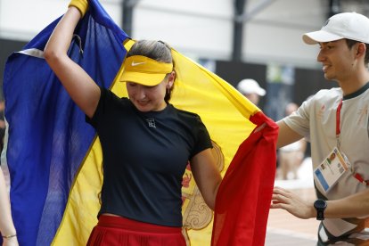 Vicky Jiménez celebrant la victòria amb la bandera.
