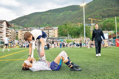 Un dels jugadors andorrans es lamenta.