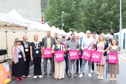 Les autoritats del comú d'Encamp en la parada del departament de Social i Gent Gran de l'Enfira't 2025.