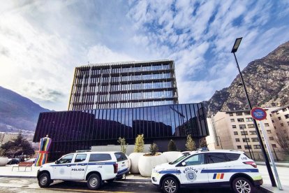 Dos vehicles de la policia a la seu de la Justícia.