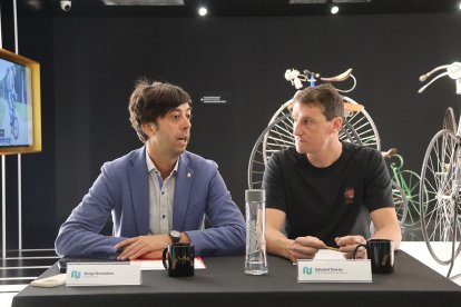 El cònsol major d'Andorra la Vella, Sergi González, i el cap d'àrea del Bici Lab, Eduard Tarrés, durant la presentació de la Setmana de la Bicicleta