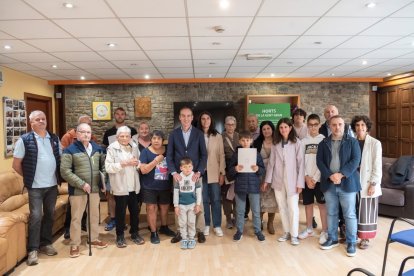 El cònsol major de Canillo, Jordi Alcobé, amb els beneficiaris dels horts socials.