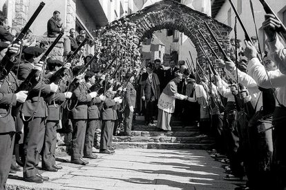 Policia i sometent retent honors al Copríncep Martí Alanis.