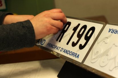 Una matrícula d’un vehicle nou.