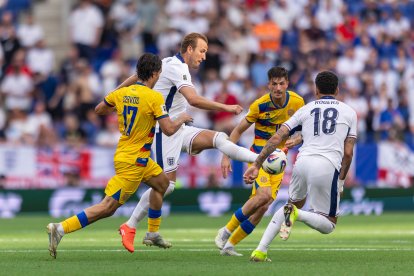 La selecció voreja el miracle davant d’Anglaterra en un duel gairebé rodó