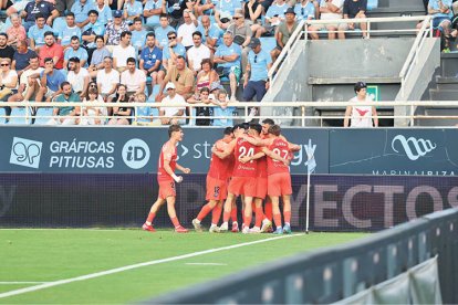 Els jugadors de l’FC Andorra celebren el gol que els va donar la victòria ahir a Eivissa (0-1).