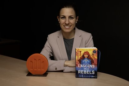 Mariona Bessa amb l’obra i el premi Joaquim Ruyra.