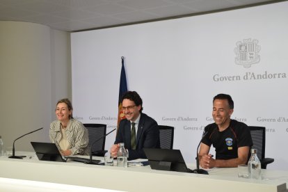 La directora de Medi Ambient, Sílvia Ferrer, el ministre de Medi Ambient, Agricultura i Ramaderia, Guillem Casal i el director de banders, Ferran Teixidó