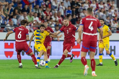 Aron Rodrigo, amb la pilota, rep la pressió de Gudelj i Pavlovic.