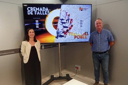 Olalla Losada i Jan Cartes durant la presentació de la festa del poble