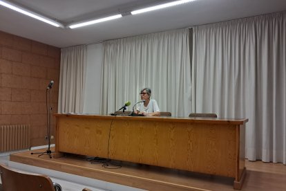 La presidenta de Càritas, Anna Maria Villas, durant la roda de premsa.