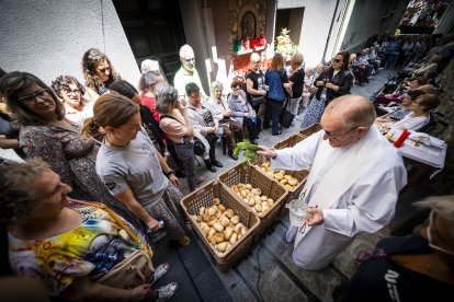 El mossèn beneint els pans durant la festa major del Puial