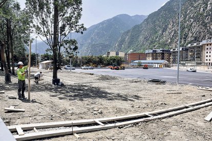 Operaris treballant divendres passat a l’espai Canrodes d’Andorra la Vella.