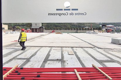 Un obrer de la construcció aquest juny  a la Plaça del Poble.